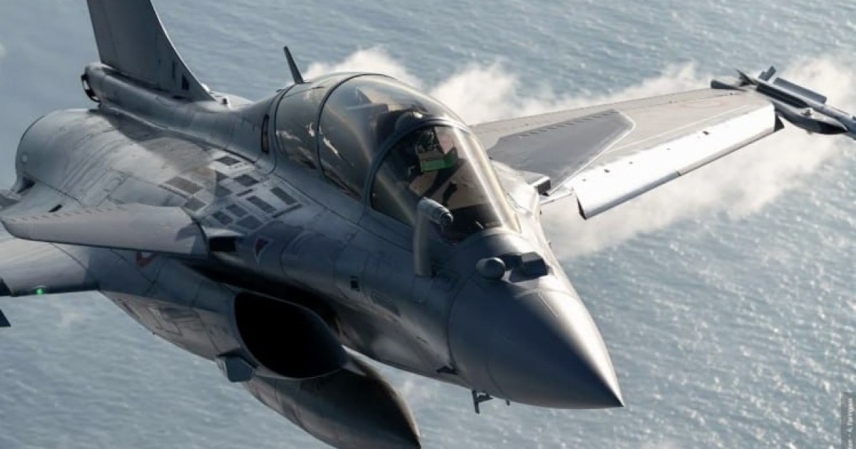 Винищувач Rafale на тлі заходу сонця / фото Getty Images
