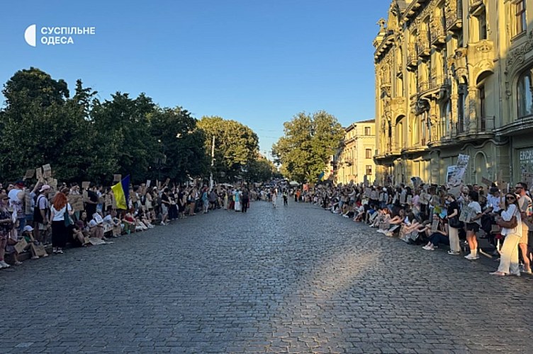 Натовп мітингувальників біля театру імені Івана Франка в Києві тримає прапори України, УПА та Євросоюзу під час третього дня