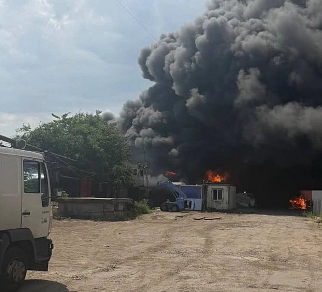 Масштабна пожежа господарської техніки та пошкоджена газова магістраль на території цивільного підприємства в Одесі після