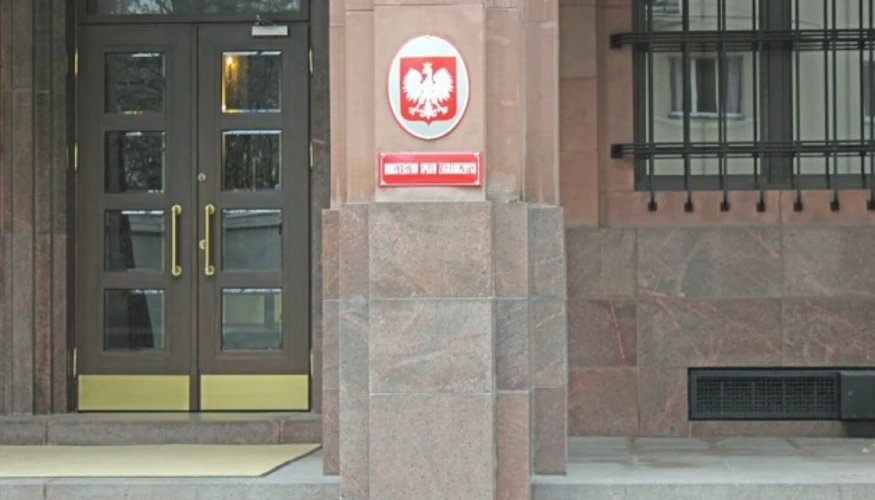 Польські військові автомобілі біля вирви від російської ракети Х-101 у полі між Тарнава-Колонія та Токари