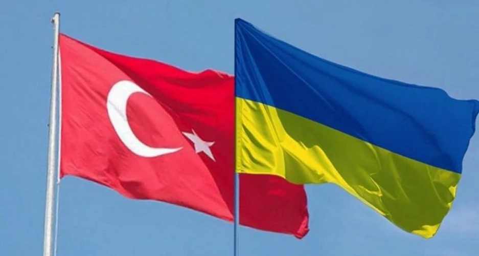 Президент України Володимир Зеленський під час підписання документа