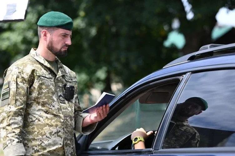 Чому дані про поїздки за кордон тепер цікавлять податкову: пояснення