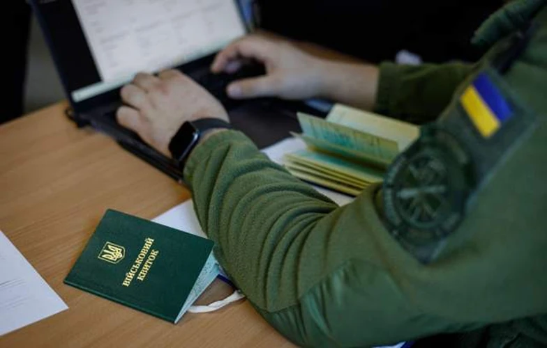 Військовозобов'язаний оформлює документи для переходу з бронювання на відстрочку