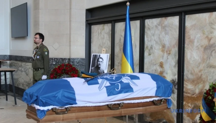 Церемонія ексгумації останків полковника Євгена Коновальця на кладовищі «Кросвейк» у Роттердамі