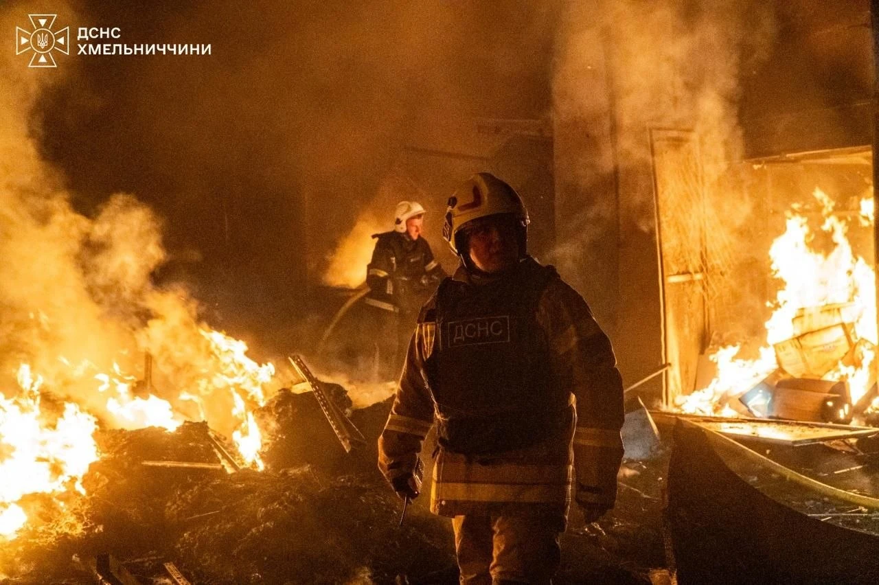 У Хмельницькому під час гасіння пожежі після удару постраждали четверо рятувальників