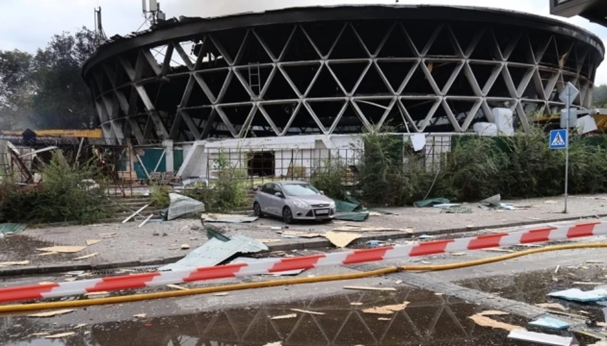 Момент влучання дрону біля одного з корпусів Київського національного університету будівництва і архітектури у Солом'янському