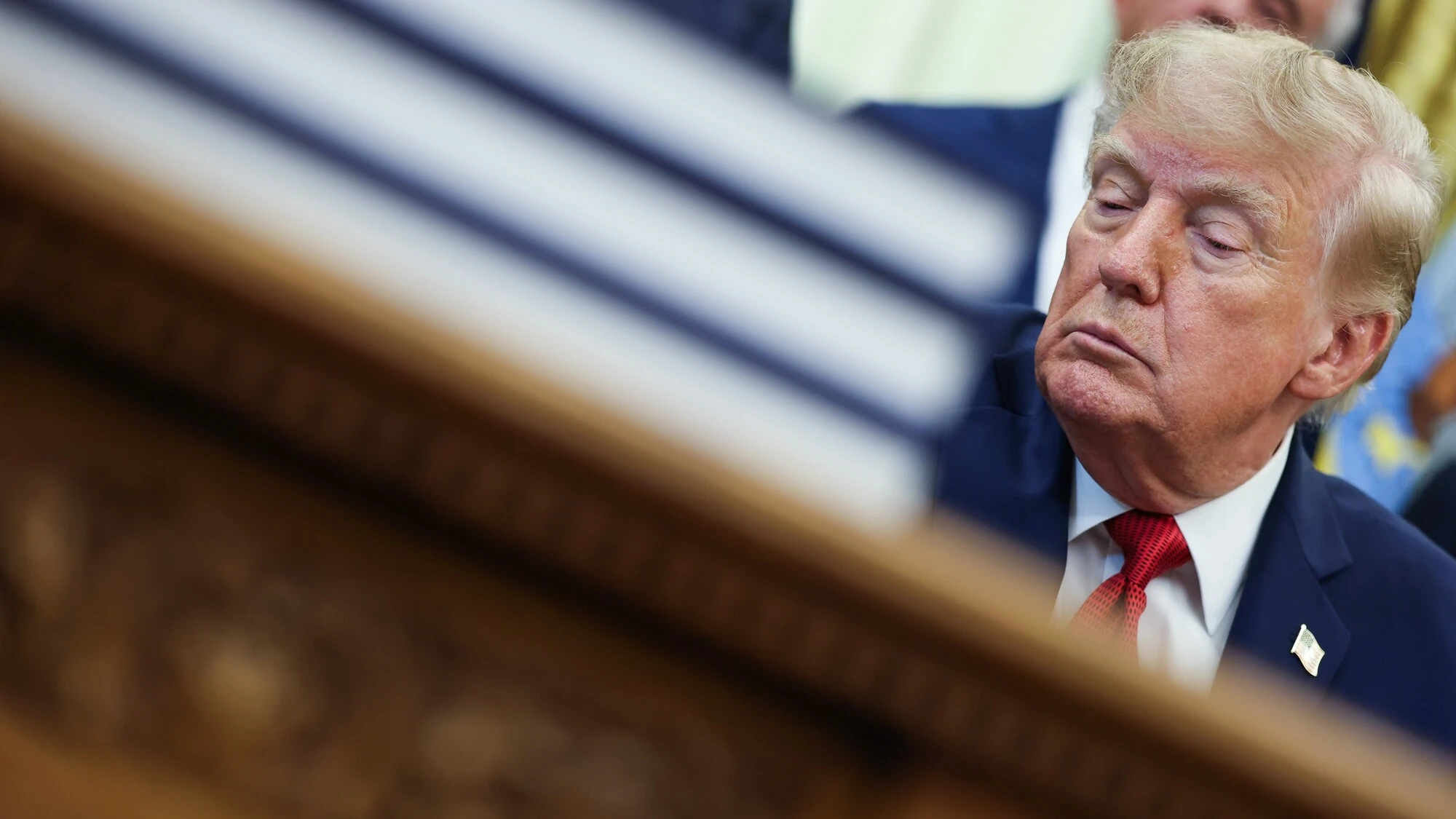 Дональд Трамп підписує документ у Білому домі
