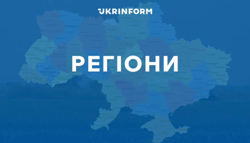 Нічне місто Вінниччини з вказівниками часу, що символізують зміну комендантської години