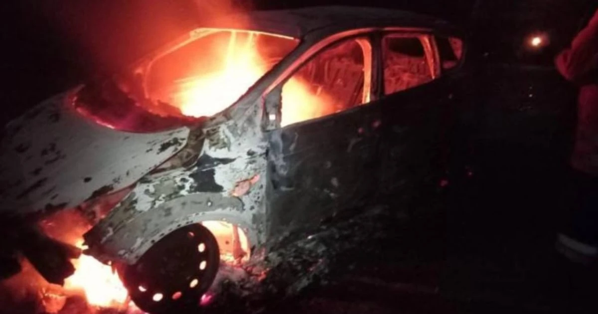 Пошкоджені житлові будинки у Комишувасі та автомобіль, що згорів після прямого влучання у Новотаврійському, внаслідок атаки