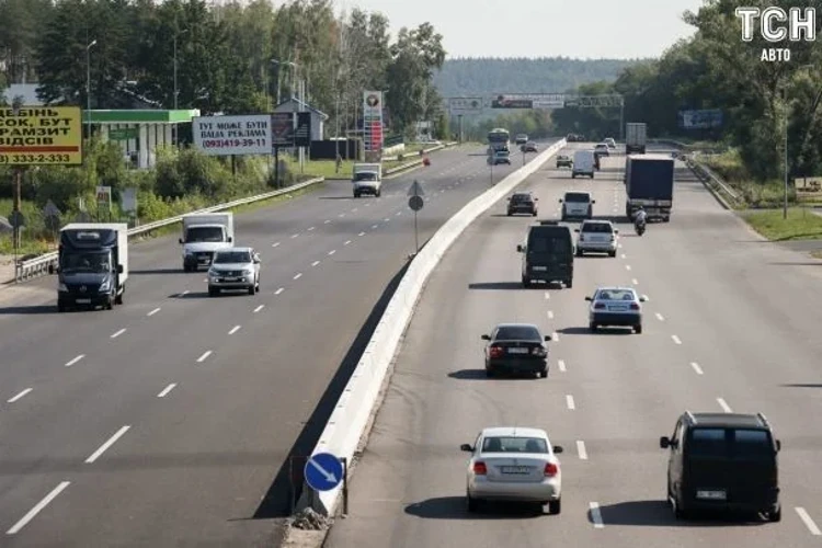 Побиті автомобілі біля траси Київ – Одеса у Чабанах після влучання БпЛА 20 жовтня 2026 року