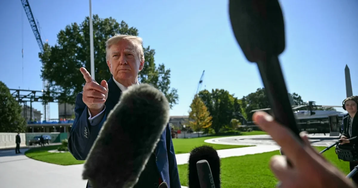 Президент США Дональд Трамп спілкується з представниками преси перед посадкою на борт Marine One
