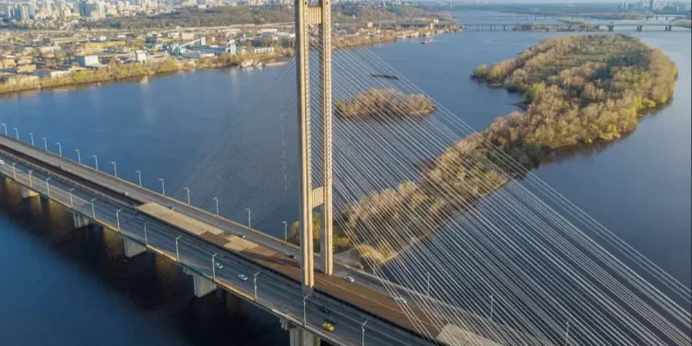 Нічний удар по Південному мосту Києва: наслідки для транспорту